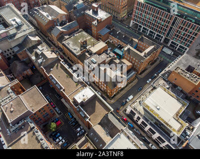 Foto aeree prese sul centro di Leeds nel Regno Unito, che mostra il tipico British centro lungo con alberghi, aziende e centri per lo shopping, presa Foto Stock