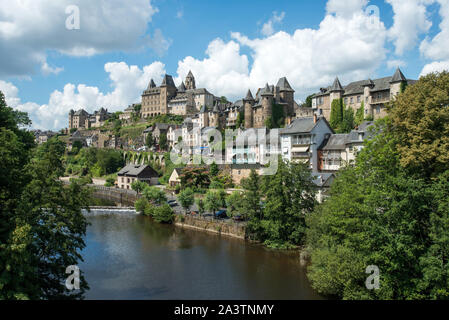 Uzerche (Francia centrale): la città a strapiombo sul fiume Vezere. In mezzo, Chateau Pontier, un castello registrati come una pietra miliare storica nazionale ( Foto Stock