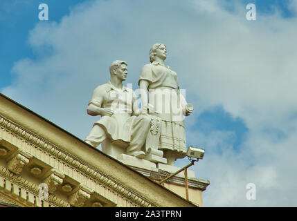 Minsk, Bielorussia. Gruppo scultoreo sulla facciata di sindacati Palazzo della Cultura ,Agosto 12, 2019 Foto Stock