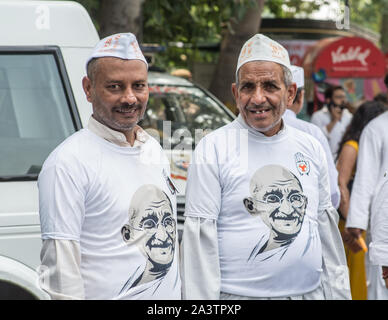 Due indiani gli uomini indossano indiano Congresso della Gioventù t-shirt con il Mahatma Gandhi su di esso. Foto Stock