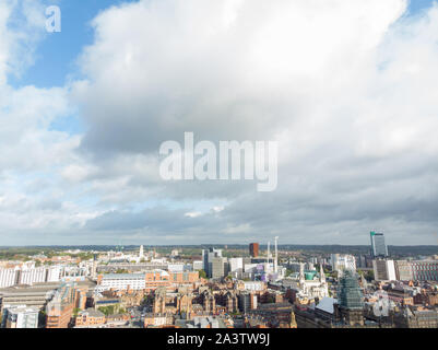 Foto aeree prese sul centro di Leeds nel Regno Unito, che mostra il tipico British centro lungo con alberghi, aziende e centri per lo shopping, presa Foto Stock