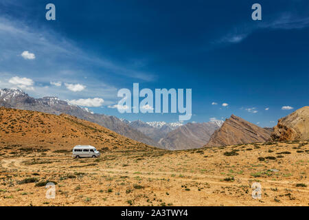 Auto nel paesaggio Himalayano Foto Stock