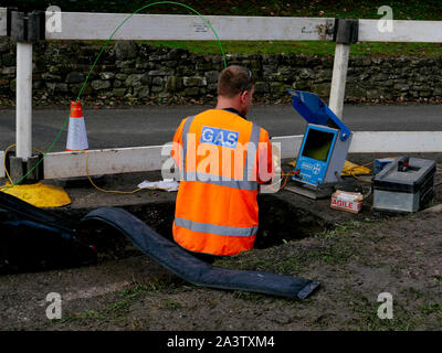 NEWS UK: Giorno 3 - Gas Cadent gli ingegneri che lavorano per fissare la fornitura di gas alle Wirksworth, Derbyshire come si era interrotta a 1000 - 1500 case durante un burst la rete idrica allagato il sistema di alimentazione di gas. Foto Stock