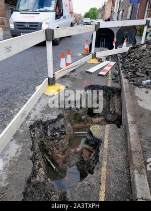 NEWS UK: Giorno 3 - Gas Cadent gli ingegneri che lavorano per fissare la fornitura di gas alle Wirksworth, Derbyshire come si era interrotta a 1000 - 1500 case durante un burst la rete idrica allagato il sistema di alimentazione di gas. Foto Stock