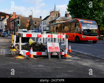 NEWS UK: Giorno 3 - Gas Cadent gli ingegneri che lavorano per fissare la fornitura di gas alle Wirksworth, Derbyshire come si era interrotta a 1000 - 1500 case durante un burst la rete idrica allagato il sistema di alimentazione di gas. Foto Stock