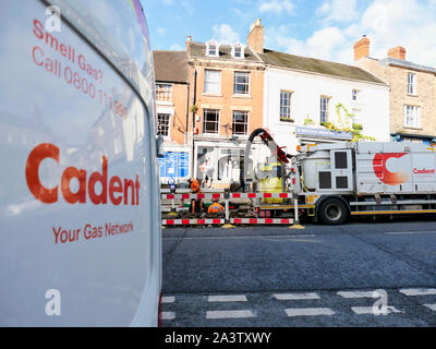 NEWS UK: Giorno 3 - Gas Cadent gli ingegneri che lavorano per fissare la fornitura di gas alle Wirksworth, Derbyshire come si era interrotta a 1000 - 1500 case durante un burst la rete idrica allagato il sistema di alimentazione di gas. Foto Stock