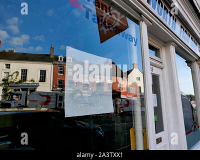 NEWS UK: Giorno 3 - Gas Cadent gli ingegneri che lavorano per fissare la fornitura di gas alle Wirksworth, Derbyshire come si era interrotta a 1000 - 1500 case durante un burst la rete idrica allagato il sistema di alimentazione di gas. Foto Stock