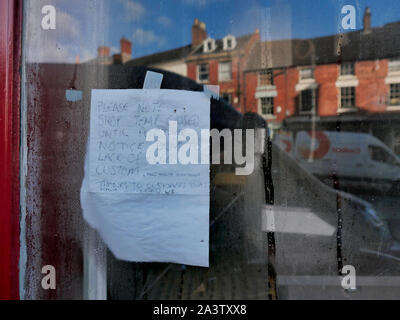 NEWS UK: Giorno 3 - Gas Cadent gli ingegneri che lavorano per fissare la fornitura di gas alle Wirksworth, Derbyshire come si era interrotta a 1000 - 1500 case durante un burst la rete idrica allagato il sistema di alimentazione di gas. Foto Stock