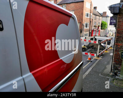 NEWS UK: Giorno 3 - Gas Cadent gli ingegneri che lavorano per fissare la fornitura di gas alle Wirksworth, Derbyshire come si era interrotta a 1000 - 1500 case durante un burst la rete idrica allagato il sistema di alimentazione di gas. Foto Stock