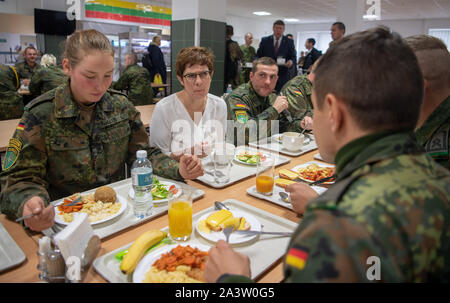 Rukla, Lituania. 10 ottobre, 2019. Annegret Kramp-Karrenbauer (seconda da sinistra, CDU), il ministro della Difesa, parla ai soldati in mensa durante la sua visita alla maggiore presenza di avanzamento (EFP) Gruppo di combattimento. Il programma della due giorni di viaggio in Lituania, Estonia e Lettonia comprende politica colloqui e visite ai soldati tedeschi distribuito. Credito: Monika Skolimowska/dpa-Zentralbild/dpa/Alamy Live News Foto Stock