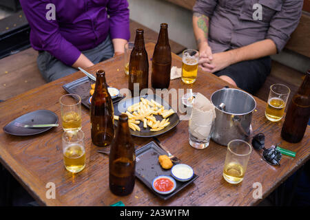 Birra e snack sulla tavola dove gli uomini sono il divertimento Foto Stock