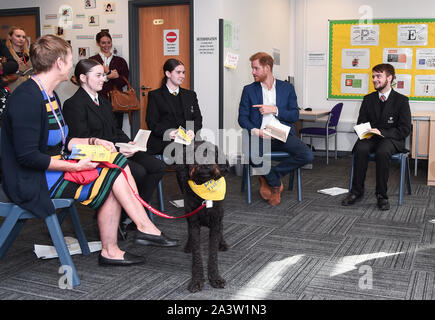 Il Duca di Sussex unisce riluttante lettori sessione, con Barney la terapia cane, durante una visita a Nottingham Academy durante la sua visita a segnare giornata mondiale della salute mentale. Foto Stock