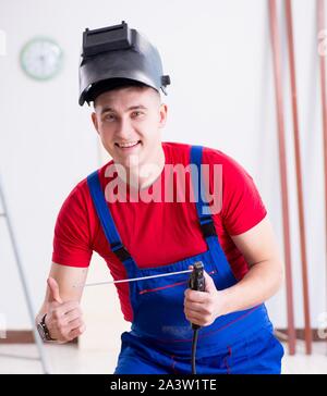 Il contraente il lavoro in officina Foto Stock