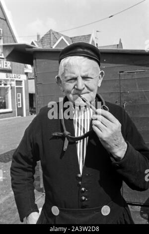 Älterer Herr in landestypischer Tracht a Volendam, Niederlande 1971. Il sambuco gli uomini indossano array tipici presso la cittadina di Volendam, Paesi Bassi 1971. Foto Stock