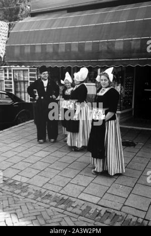 Familie in landestypischer Tracht in Monnickendam, Niederlande 1971. Famiglia indossando array tipici nelle strade di Monnickendam, Paesi Bassi 1971. Foto Stock