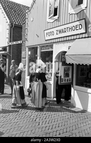 Familie in landestypischer Tracht in Monnickendam, Niederlande 1971. Famiglia indossando array tipici nelle strade di Monnickendam, Paesi Bassi 1971. Foto Stock