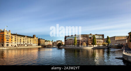 Vista del parlamento svedese edificio, Riksdagshuset, Helgeandsholmen dall isola, isola di Santo Spirito, centrale di Stoccolma, Svezia Foto Stock