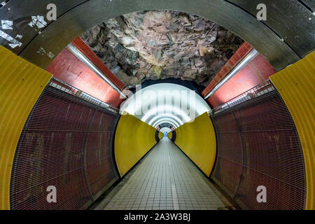 Il tunnel Brunkeberg in Norrmalm è un 231-metro-lungo passaggio pedonale collega Hotorget di Stureplan. Stoccolma, Svezia Foto Stock