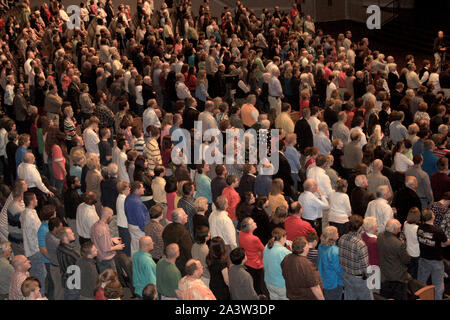 Congregazione in piedi durante un servizio a Thomas Road Baptist Church di Lynchburg, VA, Stati Uniti d'America Foto Stock