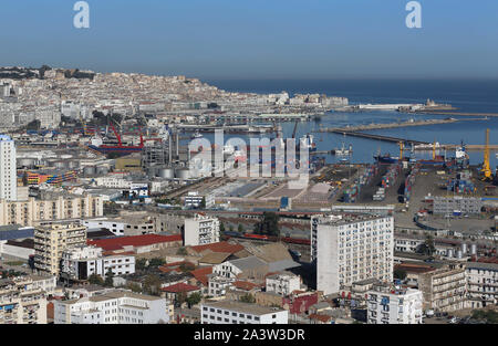 Algeria Algeri: il porto commerciale e la città Foto Stock