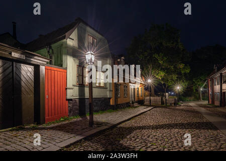 Vista serale del vecchio tradizionale del XIX secolo e ospita su Måster Mikaels Gata (Master Michael's street) , Södermalm, Stoccolma, Svezia. Foto Stock