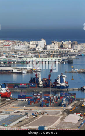 Algeria Algeri: il porto commerciale e la città Foto Stock