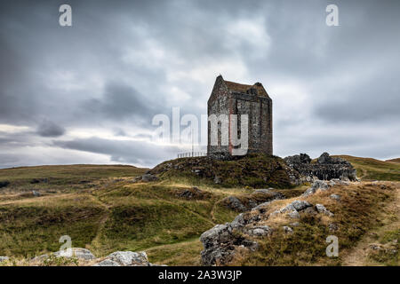 Smailholm Tower è una torre di buccia di seduta in cima Lady Hill in Scottish Borders, Scozia. Foto Stock