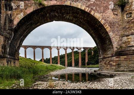 Leaderfoot viadotto è un ferroviarie dismesse viadotto sul fiume Tweed, Scottish Borders. Si vede qui incorniciato da vicino il vecchio ponte pedonale. Foto Stock