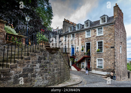 Vista esterna di cottages in Ramsay Garden, vicino al castello, la città vecchia di Edimburgo, Scozia Foto Stock