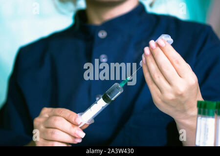 Medico, Infermiere preparazione di siringa per iniezione, medico di medicina preparazione Foto Stock