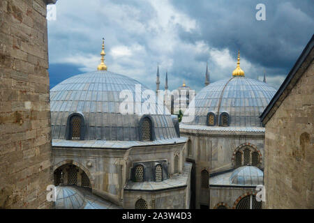 Vista esterna da Hagia Sophia con la Moschea del Sultano Ahmed, (Moschea Blu) in background. Istanbul. La Turchia. Foto Stock