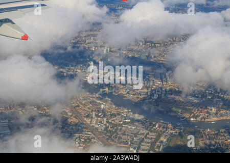 Londra, Regno Unito. 9 Ott, 2019. Una veduta aerea del Tower Bridge e punto di riferimento della città di Londra il quartiere finanziario. Credito: Amer Ghazzal SOPA/images/ZUMA filo/Alamy Live News Foto Stock