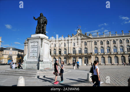 Nancy (Francia nord-orientale): 'Place Stanislas' Square, nel centro della città, con la statua di Stanislas Leszczynski. In background, il Municipio Foto Stock