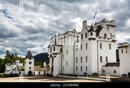 Blair Atholl, Regno Unito - 7 Agosto 2015: nuvole temporalesche oltre il castello di Blair, una roccaforte medievil a Blair Atholl, Perthshire Scozia. Foto Stock