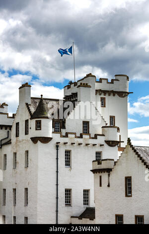 Blair Atholl, Regno Unito - 7 Agosto 2015: nuvole temporalesche oltre il castello di Blair, una roccaforte medievil a Blair Atholl, Perthshire Scozia. Foto Stock