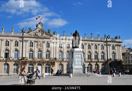 Nancy (Francia nord-orientale): 'Place Stanislas' piazza nel centro della città con la statua di Stanislas Leszczynski nel mezzo. In background, t Foto Stock