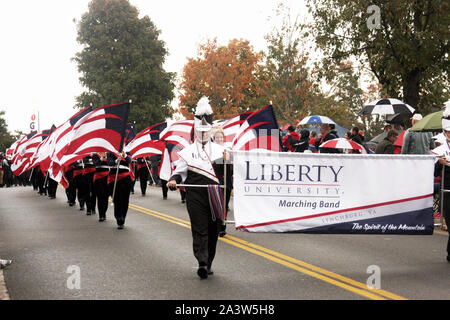 Lynchburg, VA, Stati Uniti d'America. Liberty University Marching Band e team di bandiera sfilando per campus evento. Foto Stock