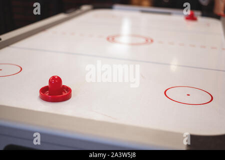 Tavolo per giocare air hockey. Close-up, il fuoco selettivo Foto Stock