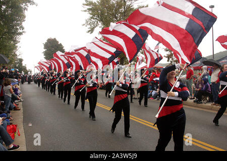 Lynchburg, VA, Stati Uniti d'America. Liberty University Marching Band e team di bandiera sfilando per campus evento. Foto Stock