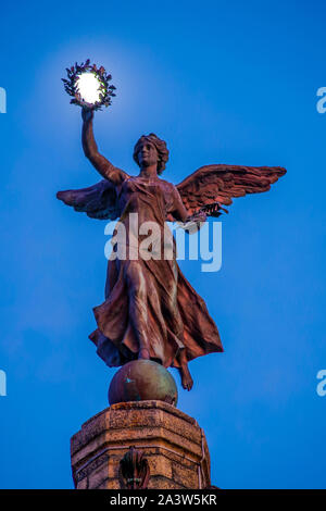 Cattura la luna - Aberystwyth Memoriale di guerra - La Luna catturati nella corona detenute dall'angelo sulla sommità di Aberystwyth Memoriale di guerra. Foto Stock