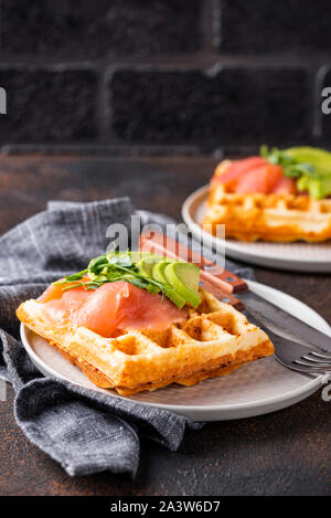 Cheto cialda di formaggio con avocado Foto Stock