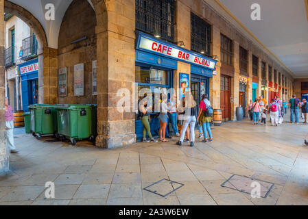 16/09-19, Bilbao, Spagna. La facciata della 100 anno vecchio classico pintxos bar, Café Bar Bilbao su Plaza Nueva. Foto Stock