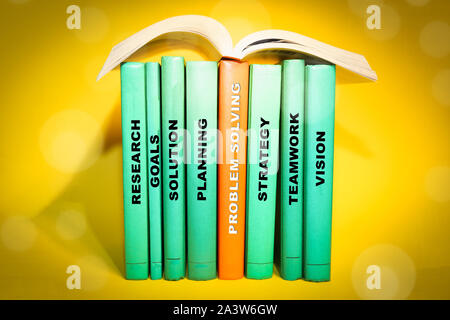 Problem Solving tema - libri con parole rilevanti sulla colonna vertebrale. Foto Stock