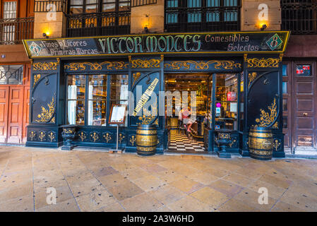 16/09-19, Bilbao, Spagna. La facciata dello storico ristorante Victor Montes su Plaza Nueva. Foto Stock