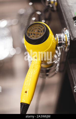 Strumento di barbiere in barberia. Parrucchiere attrezzo. Forbici, pettini, rasoi, Clippers. Strumento per la procedura guidata. Organizzazione dei luoghi di lavoro. Messa a fuoco selettiva Foto Stock