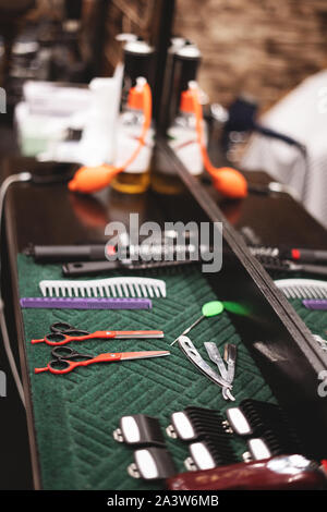 Strumento di barbiere in barberia. Parrucchiere attrezzo. Forbici, pettini, rasoi, Clippers. Strumento per la procedura guidata. Organizzazione dei luoghi di lavoro. Messa a fuoco selettiva Foto Stock