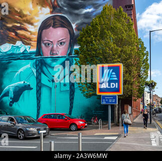 Murale gigante di Greta svedese Thunberg schoolgirl attivista ambientale dipinto sulle pareti della fabbrica di tabacco di teatro di Aldi carpark - Bristol REGNO UNITO Foto Stock