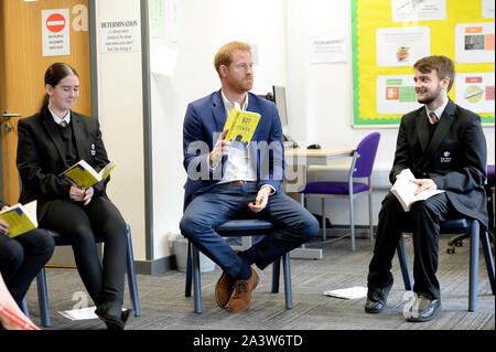 Il Duca di Sussex unisce riluttante sessione lettori durante una visita a Nottingham Academy durante la sua visita a segnare giornata mondiale della salute mentale. Foto Stock