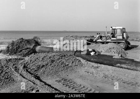 Landgewinnung durch Aufschüttung von Erde im Küstengebiet von Rotterdam, Niederlande 1971. Bonifica di terreni da deposito di terra alla Rotterdam regione costiera, Paesi Bassi 1971. Foto Stock