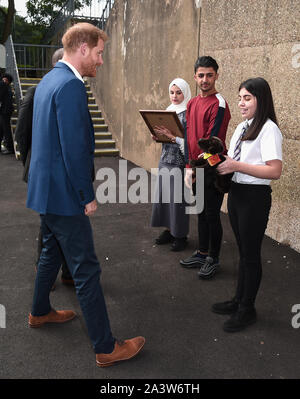 Il Duca di Sussex incontra gli alunni durante una visita a Nottingham Academy durante la sua visita a segnare giornata mondiale della salute mentale. Foto Stock